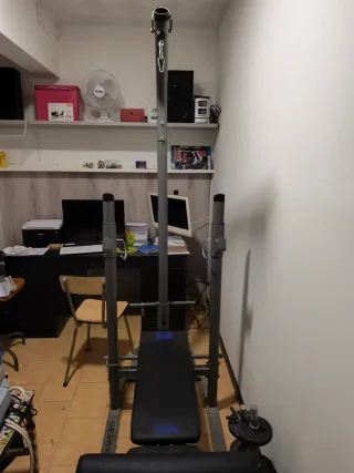 Banco de pesas con discos y barras