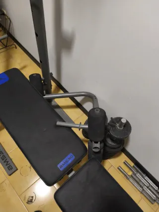 Banco de pesas con discos y barras