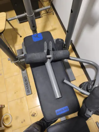 Banco de pesas con discos y barras