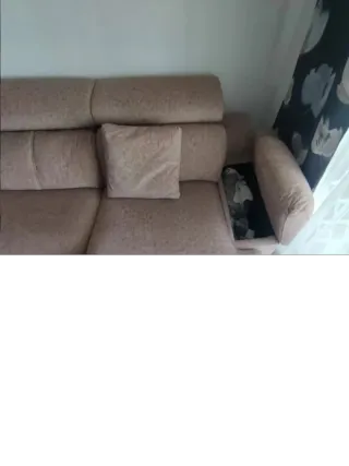 Sofá Cheslong beige.