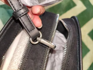 Bolso efecto piel y asa para hombro