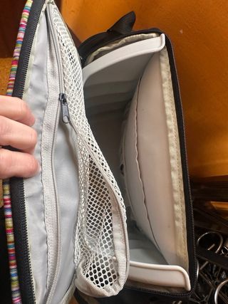 bolso trona portátil 2 en 1 de la marca Hoppop.