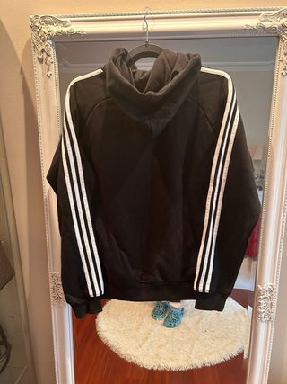 Sudadera Adidas Negra con Detalles Rojos