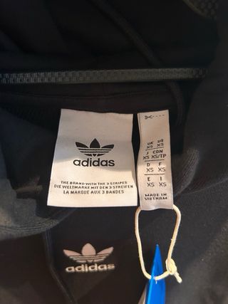 Sudadera Adidas Negra con Detalles Rojos