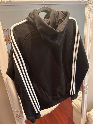 Sudadera Adidas Negra con Detalles Rojos