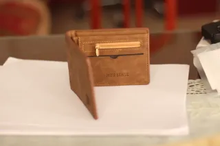 Cartera marrón para hombres.