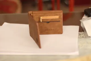 Cartera marrón para hombres.