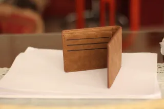 Cartera marrón para hombres.