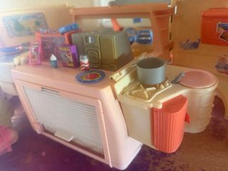 Autocaravana Barbie con barca