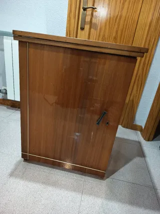 Maquina de coser con mueble