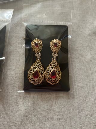 Conjunto collar y pendientes.