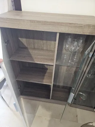 Vitrina de madera y cristal 1 poe 50 y 2 por 80€