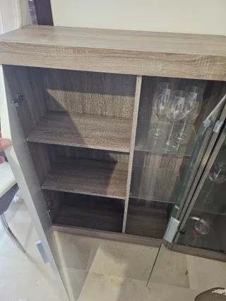 Vitrina de madera y cristal 1 poe 50 y 2 por 80€