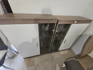 Vitrina de madera y cristal 1 poe 50 y 2 por 80€