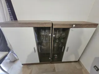 Vitrina de madera y cristal 1 poe 50 y 2 por 80€