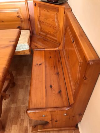 Mesa rústica y asientos . Madera maziza