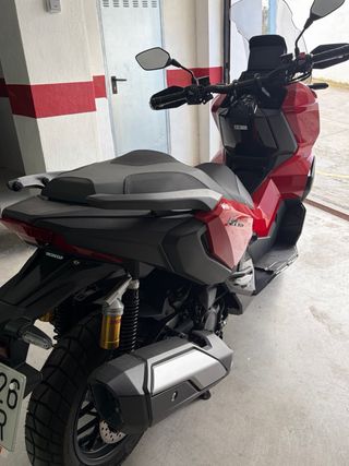 Honda ADV 350 Roja y Negra
