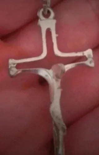 Cadena con colgante cruz plateado