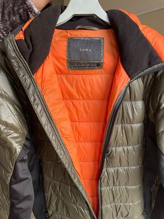 Chaqueta acolchada, sin estrenar, pesa muy poco
