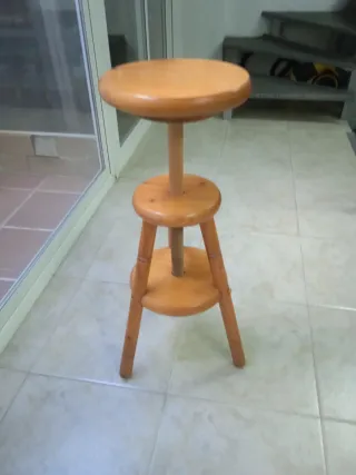 Taburete de madera regulable en altura