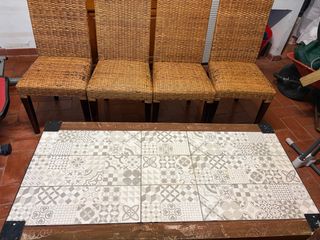 Conjunto mesa baja maciza y 4 sillas mimbre