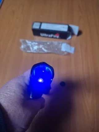 Linterna ultraFire luz negra.