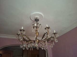 lámpara tipo araña con lágrimas de cristal