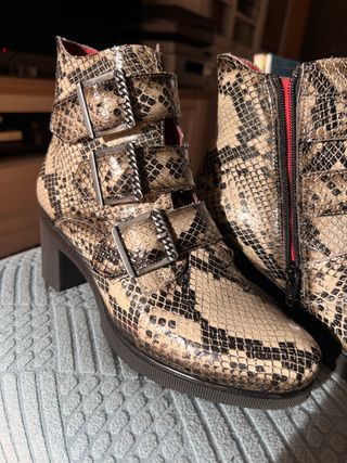 Botín piel efecto serpiente.