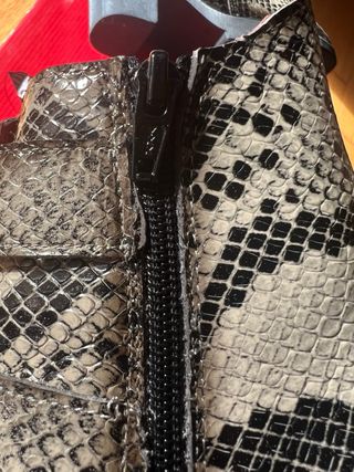 Botín piel efecto serpiente.