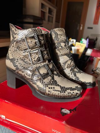 Botín piel efecto serpiente.