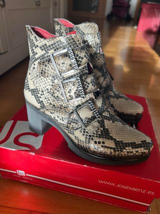 Botín piel efecto serpiente.