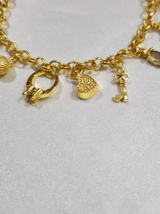 Pulsera chapada en oro 18 con charms