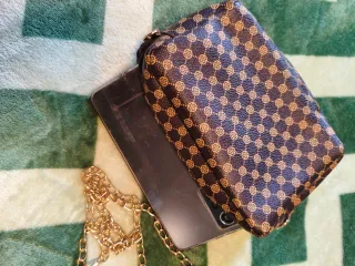 Bolso de mano con cadena dorado