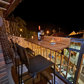 Mesa/Barra Balcón regulable para exteriores.