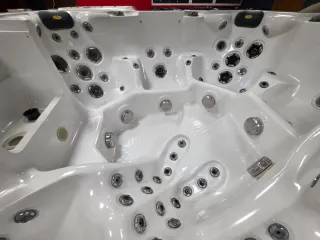 Jacuzzi + GARANTIA 1 AÑO + TAPA + ESCALERA