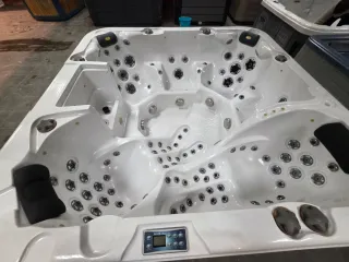 Jacuzzi + GARANTIA 1 AÑO + TAPA + ESCALERA