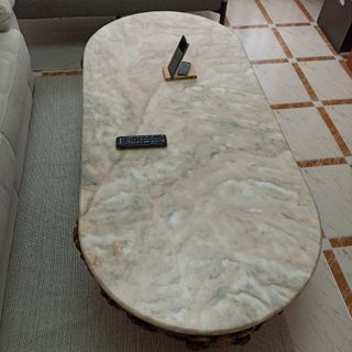Mesa de centro, madera y mármol. Buen estado.