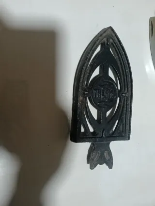 Plancha antigua de metal con mango de madera