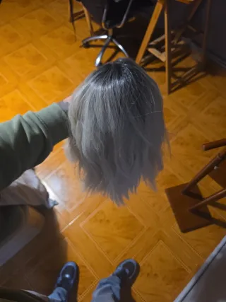 Peluca con lacefront, color platino