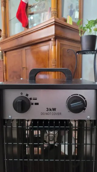 Estufa Metálica Negra y Plateada