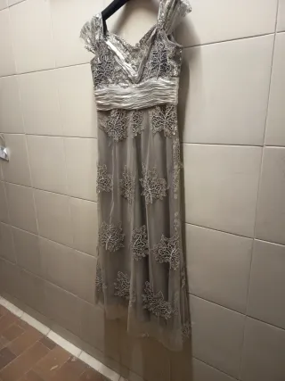 Vestido de fiesta gris y plateado.