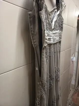 Vestido de fiesta gris y plateado.