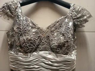 Vestido de fiesta gris y plateado.