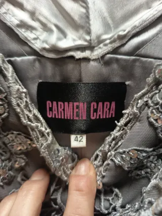 Vestido de fiesta gris y plateado.