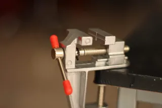 Tornillo de banco en miniatura.