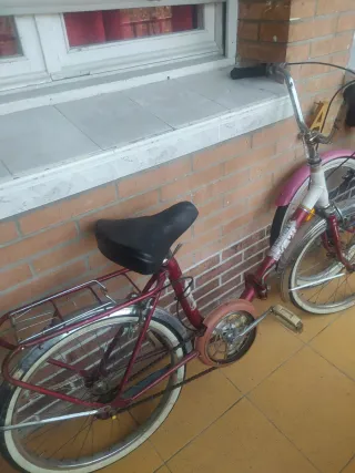 Bicicleta clásica roja y blanca