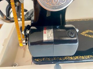 Maquina de coser Singer con motor, pedal y maletin