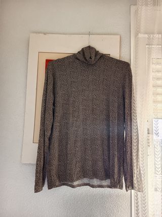 Gersey cuello vuelto. Diseño animal print