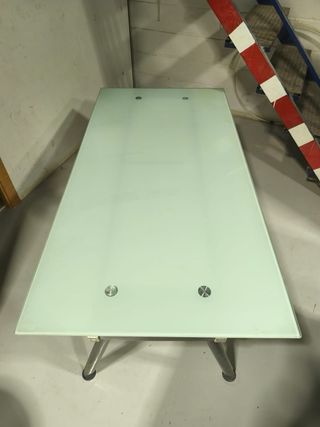 Mesa de oficina de cristal y aluminio