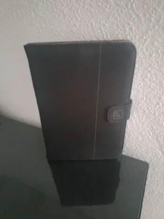 Tablet Asus e incluye la funda. Sin cargador!